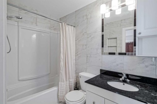 128 Bermuda Drive Nw, Calgary, AB - Indoor Photo Showing Bathroom