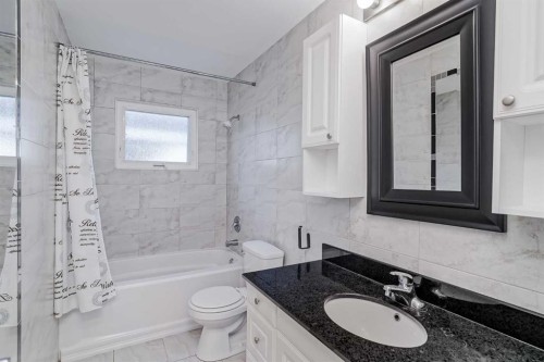 128 Bermuda Drive Nw, Calgary, AB - Indoor Photo Showing Bathroom