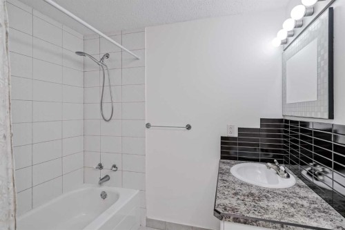 128 Bermuda Drive Nw, Calgary, AB - Indoor Photo Showing Bathroom