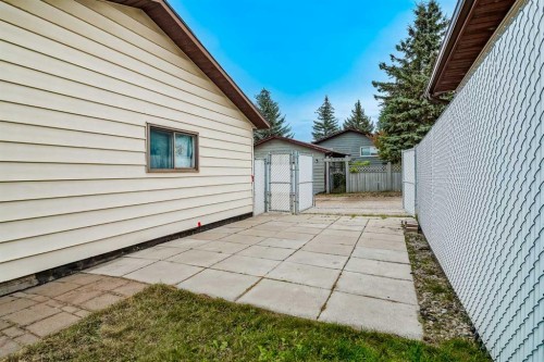 128 Bermuda Drive Nw, Calgary, AB - Outdoor With Exterior