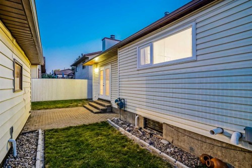 128 Bermuda Drive Nw, Calgary, AB - Outdoor With Exterior