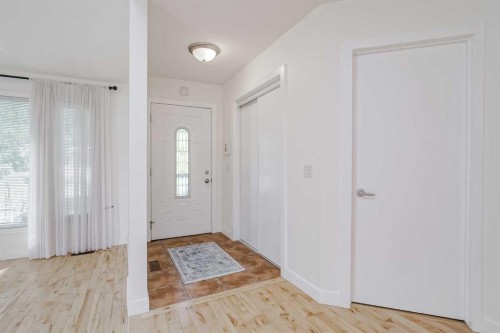 128 Bermuda Drive Nw, Calgary, AB - Indoor Photo Showing Other Room