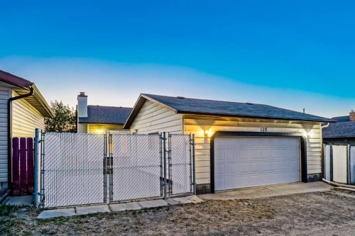 128 Bermuda Drive Nw, Calgary, AB - Outdoor With Exterior