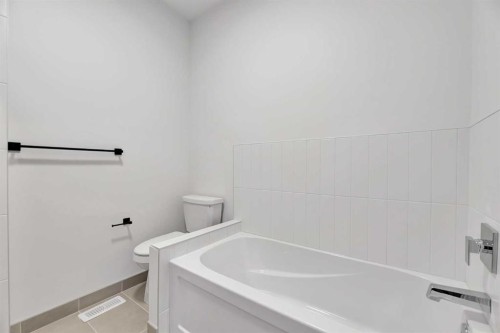 1820 Home Road Nw, Calgary, AB - Indoor Photo Showing Bathroom
