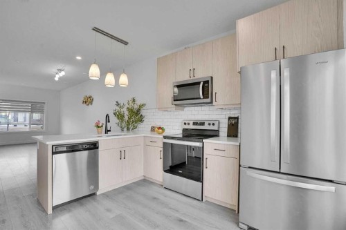 131 Lucas Boulevard, Calgary, AB - Indoor Photo Showing Kitchen