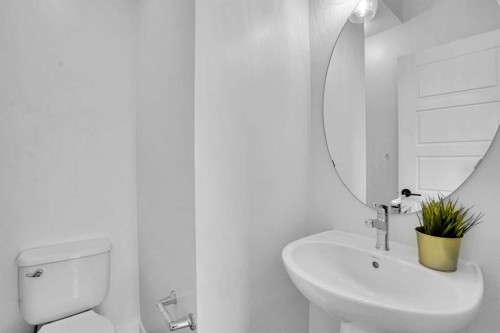 131 Lucas Boulevard, Calgary, AB - Indoor Photo Showing Bathroom
