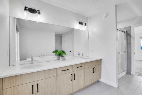 131 Lucas Boulevard, Calgary, AB - Indoor Photo Showing Bathroom