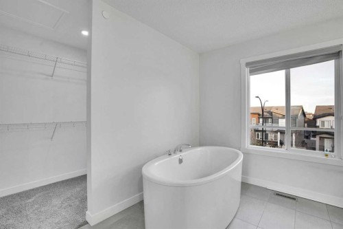 131 Lucas Boulevard, Calgary, AB - Indoor Photo Showing Bathroom