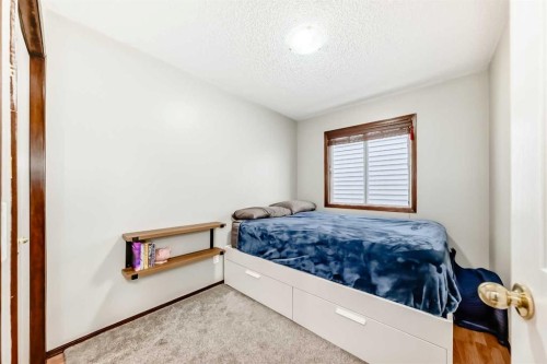 219 Sandstone Drive Nw, Calgary, AB - Indoor Photo Showing Bedroom