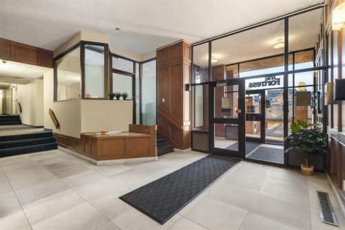 704-4944 Dalton Drive Nw, Calgary, AB - Indoor Photo Showing Other Room