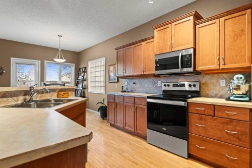 101 Chaparral Villas Se, Calgary, AB - Indoor Photo Showing Kitchen With Double Sink