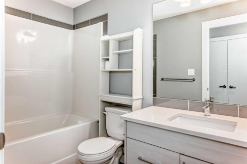 45 Ellington Crescent, Red Deer, AB - Indoor Photo Showing Bathroom