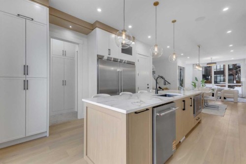 631 21 Avenue Nw, Calgary, AB - Indoor Photo Showing Kitchen With Upgraded Kitchen
