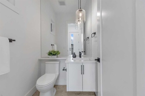 631 21 Avenue Nw, Calgary, AB - Indoor Photo Showing Bathroom