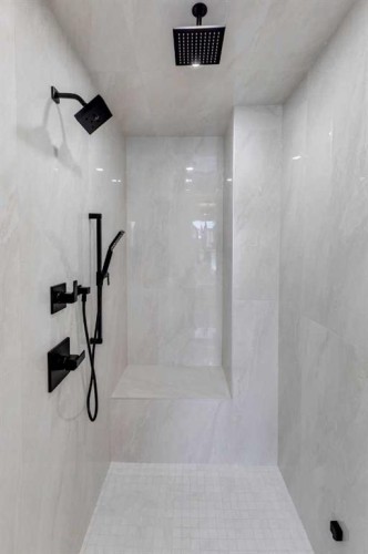 631 21 Avenue Nw, Calgary, AB - Indoor Photo Showing Bathroom