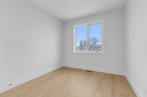 631 21 Avenue Nw, Calgary, AB - Indoor Photo Showing Other Room