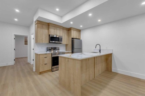 631 21 Avenue Nw, Calgary, AB - Indoor Photo Showing Kitchen