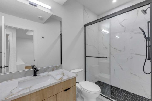 631 21 Avenue Nw, Calgary, AB - Indoor Photo Showing Bathroom