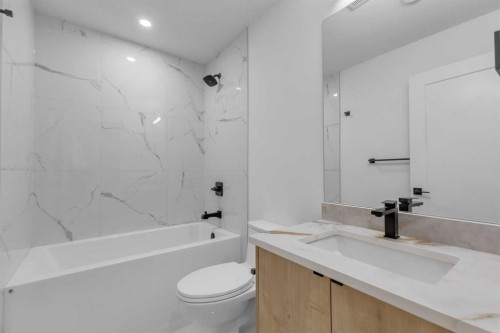631 21 Avenue Nw, Calgary, AB - Indoor Photo Showing Bathroom