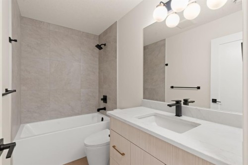 610 24A Street Nw, Calgary, AB - Indoor Photo Showing Bathroom