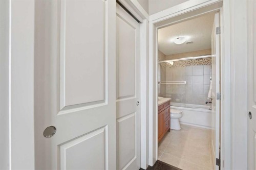 1005-32 Varsity Estates Circle Nw, Calgary, AB - Indoor Photo Showing Bathroom
