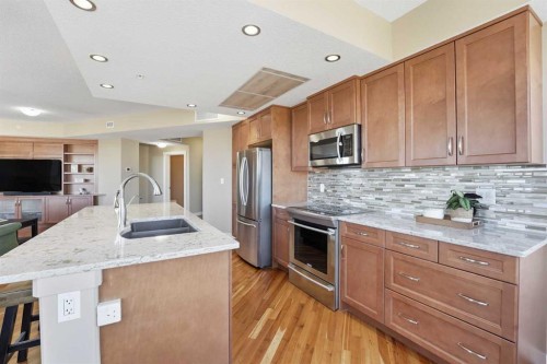 1005-32 Varsity Estates Circle Nw, Calgary, AB - Indoor Photo Showing Kitchen With Double Sink With Upgraded Kitchen