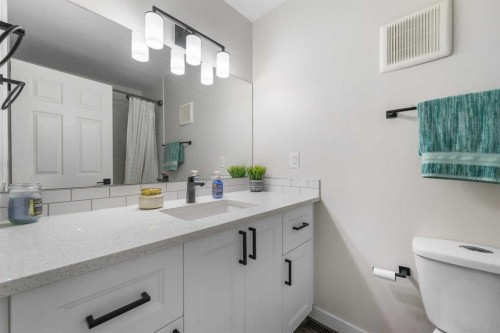 615 Sabrina Road Sw, Calgary, AB - Indoor Photo Showing Bathroom