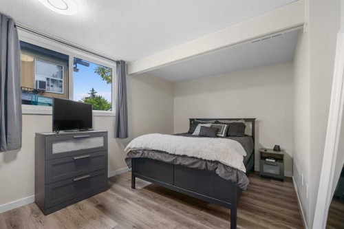 615 Sabrina Road Sw, Calgary, AB - Indoor Photo Showing Bedroom