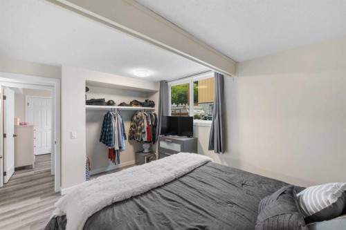615 Sabrina Road Sw, Calgary, AB - Indoor Photo Showing Bedroom