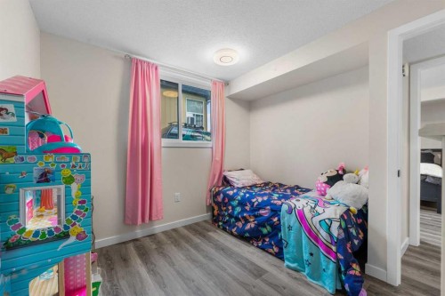 615 Sabrina Road Sw, Calgary, AB - Indoor Photo Showing Bedroom