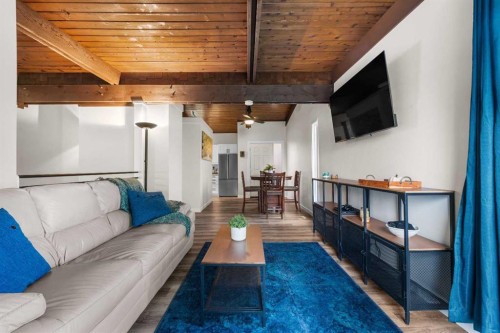 615 Sabrina Road Sw, Calgary, AB - Indoor Photo Showing Other Room