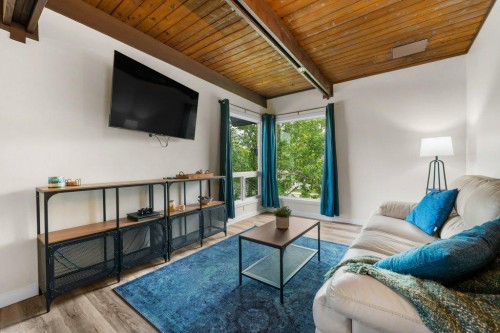 615 Sabrina Road Sw, Calgary, AB - Indoor Photo Showing Living Room