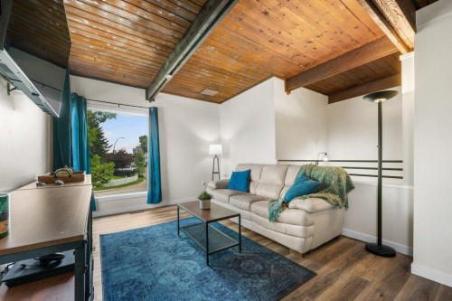 615 Sabrina Road Sw, Calgary, AB - Indoor Photo Showing Living Room