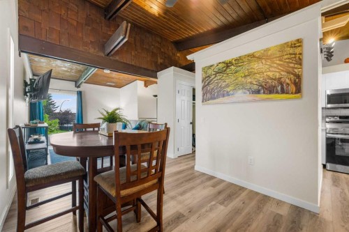 615 Sabrina Road Sw, Calgary, AB - Indoor Photo Showing Dining Room
