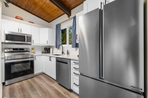 615 Sabrina Road Sw, Calgary, AB - Indoor Photo Showing Kitchen With Stainless Steel Kitchen