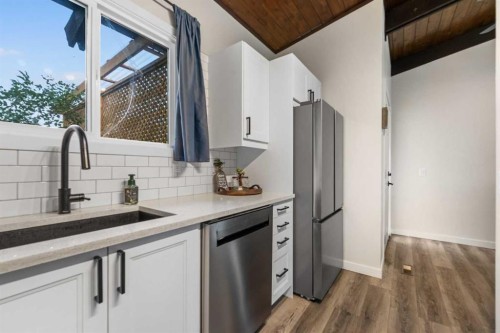 615 Sabrina Road Sw, Calgary, AB - Indoor Photo Showing Kitchen