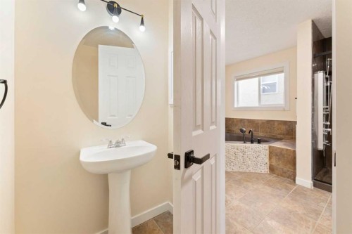 20 Sherwood Circle Nw, Calgary, AB - Indoor Photo Showing Bathroom