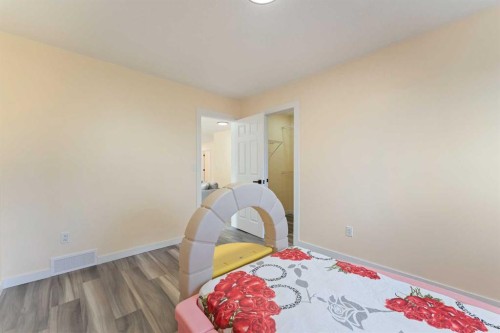 20 Sherwood Circle Nw, Calgary, AB - Indoor Photo Showing Bedroom