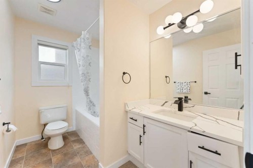 20 Sherwood Circle Nw, Calgary, AB - Indoor Photo Showing Bathroom