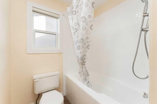 20 Sherwood Circle Nw, Calgary, AB - Indoor Photo Showing Bathroom