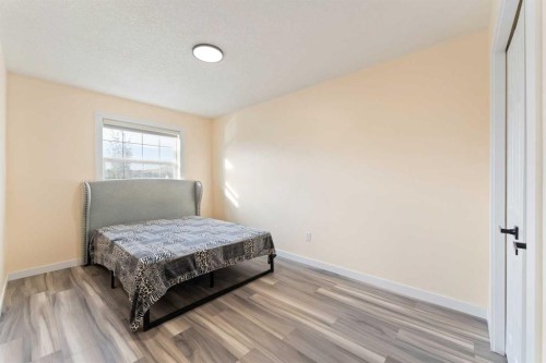 20 Sherwood Circle Nw, Calgary, AB - Indoor Photo Showing Bedroom