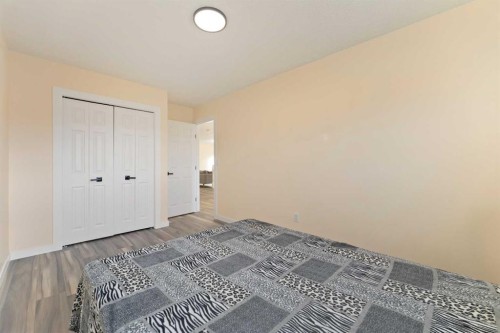 20 Sherwood Circle Nw, Calgary, AB - Indoor Photo Showing Bedroom