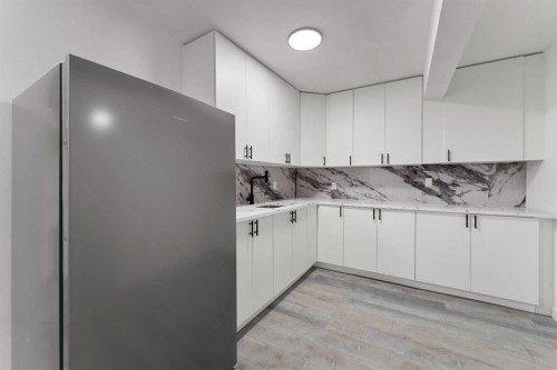 20 Sherwood Circle Nw, Calgary, AB - Indoor Photo Showing Kitchen