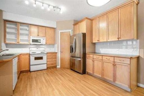 108-15 Everstone Drive Sw, Calgary, AB - Indoor Photo Showing Kitchen