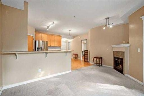 108-15 Everstone Drive Sw, Calgary, AB - Indoor Photo Showing Kitchen