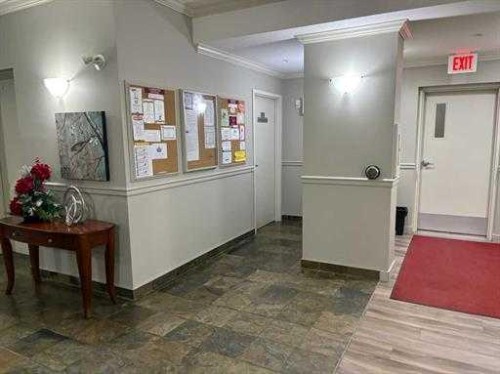 108-15 Everstone Drive Sw, Calgary, AB - Indoor Photo Showing Other Room