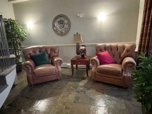 108-15 Everstone Drive Sw, Calgary, AB - Indoor Photo Showing Other Room