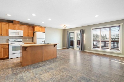 17 Deer Coulee Drive, Didsbury, AB - Indoor Photo Showing Kitchen