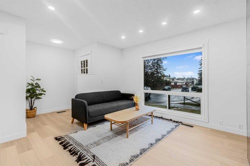 2-112 Erin Grove Close Se, Calgary, AB - Indoor Photo Showing Living Room
