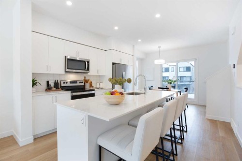 8521 19 Avenue Se, Calgary, AB - Indoor Photo Showing Kitchen With Upgraded Kitchen